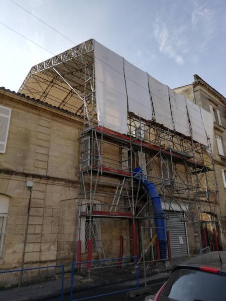 location d'un échafaudage parapluie en aluminium Layher  pour protéger une charpente à Bordeaux en Gironde 33