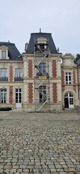 Accéder au sommet sans perdre pied : montage et démontage d’une tour d’accès à Poitiers pour un bâtiment de sous-préfecture