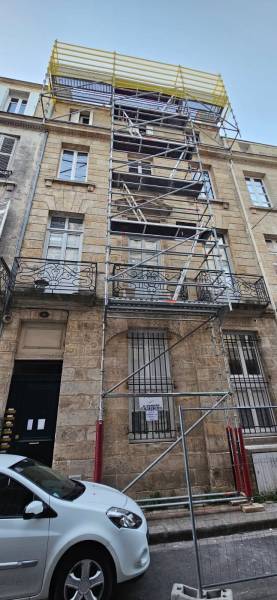 Location d’un échafaudage LAYHER avec montage à Bordeaux pour réaliser des travaux de couverture – Devis gratuit