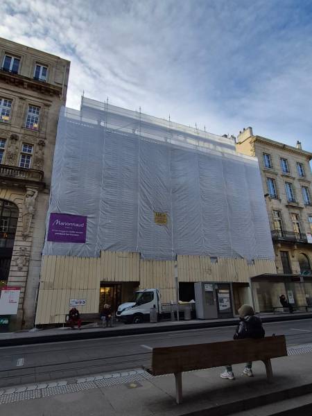Location d’un échafaudage professionnel à Bordeaux Cours de l’Intendance : montage et démontage inclus pour nettoyer la façade d’un immeuble