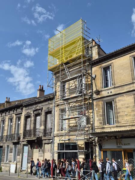 Location d'échafaudage LAYHER avec montage et démontage pour travaux de couverture à Bordeaux Cours de l'Argonne – LUC ÉCHAFAUDAGE