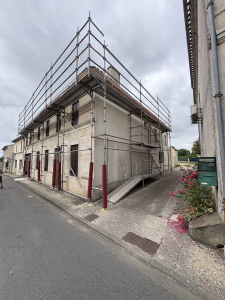 Location d'échafaudage de couverture LAYHER avec montage et démontage à Périssac – LUC ÉCHAFAUDAGE intervient près de Saint-André-de-Cubzac