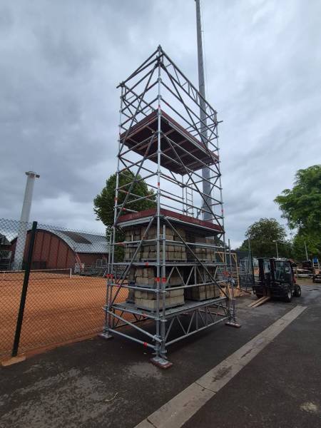 Location de tour d'échafaudage LAYHER pour tournoi de tennis à Bordeaux Primerose – LUC ÉCHAFAUDAGE monte au filet !