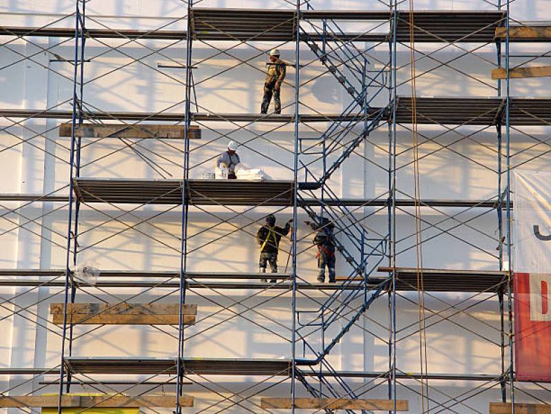 Location d’un échafaudage de chantier sur Bordeaux (33) pour nettoyer et repeindre la façade d’un bâtiment : Montage et démontage inclus